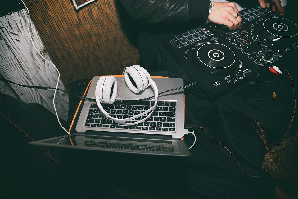 Learn How to Be a DJ with the Help of This App